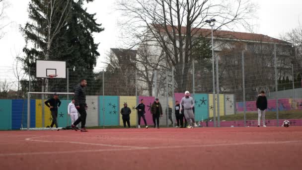 BRNO, ΤΣΕΧΙΚΗ ΔΗΜΟΚΡΑΤΙΑ, 29 ΦΕΒΡΟΥΑΡΙΟΥ 2020: Φτωχό γκέτο στο Μπρνο ποδοσφαιριστές αγωνιστικό χώρο αγωνιστικό γήπεδο, ζωή στο δρόμο άνθρωποι αγόρια αυλή τσιγγάνοι κάτοικοι, αποκλεισμένη πόλη αυθεντική — Αρχείο Βίντεο