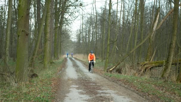 OLOMOUC, REPÚBLICA CHECA, 19 DE MARZO DE 2020: Máscaras faciales riesgo coronavirus covid-19 niños de la familia en viaje en bicicleta en bicicletas bosque madera naturaleza, cuarentena, respirador ffp brote, desgaste de protección — Vídeos de Stock