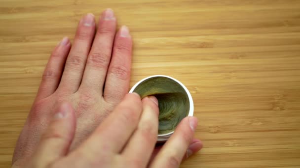 Lubrica la crema de cannabis o cáñamo en la mano medicinal cannabidiol CBD, masaje corporal efecto relajado, alivia la aplicación de exfoliante para el dolor, ungüento linimento relax, antibacteriano y calmante, marihuana THC — Vídeo de stock