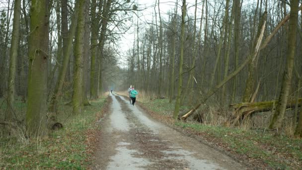 OLOMOUC, CZECH Naqu, MARCH 19, 2020: Face mask coronavirus risk covid-19 couple women girls on training in running forest wood in nature, quarantine, safety outbreak, protection wear — 图库视频影像