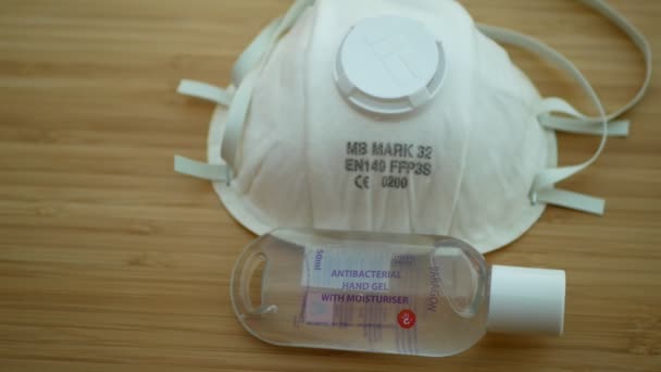 BRNO, ΤΣΕΧΙΚΗ ΔΗΜΟΚΡΑΤΙΑ, 13 ΜΑΡΤΙΟΥ 2020: FFP3 μάσκα πρόσωπο coronavirus covid-19 sars cov 2 ξέσπασμα, απολυμαντικό χεριών σαπούνι τζελ μπουκάλι απολύμανσης, αντιβακτηριακή ενυδατική αλκοόλη, υγειονομική περίθαλψη χειρουργική — Αρχείο Βίντεο