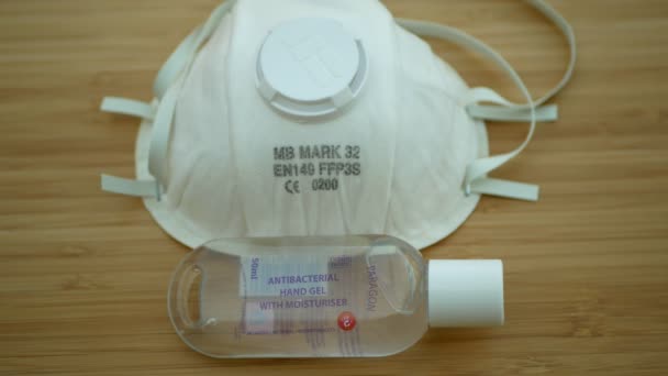 BRNO, CZECH REPUBLIC, MARCH 13, 2020: Topeng FFP3 menghadapi coronavirus covid-19 sars cov 2 wabah, disinfektan tangan botol gel sabun, alkohol pelembab antibakteri, bedah kesehatan — Stok Video