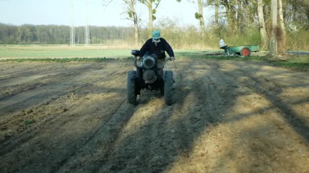 OLOMOUC, RÉPUBLIQUE TCHÈQUE, 21 MARS 2020 : Masque facial coronavirus risque covid-19 sars cov 2 foulard châle rouleau roulant outil agricole aplatissement terrain argile sol tracteur dure maison historique fait — Video