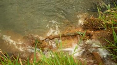 Akan tarım arazisi için boru boşaltma sistemi devrede. Bulutlu su nehri akar. Islah sistemi iquidation bataklık suları buhar kanalizasyonu, doğa