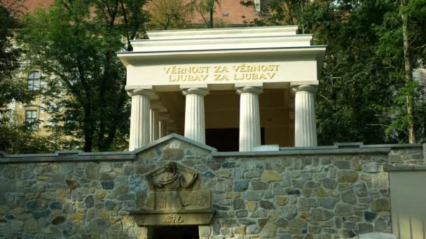 Mausoléu de soldados iugoslavos, mausoléu eslavo sul no parque, neoclassicismo monumental de 1926, morreu em hospitais militares de Olomouc, monumento arquitetônico, marco significativo — Vídeo de Stock