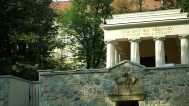 Yugoslav askerlerinin mozolesi, parktaki Güney Slav mozolesi, 1926 'dan kalma anıtsal neoklasisizm, Olomouc askeri hastanelerinde, mimari anıtlarda ve önemli tarihi eserlerde öldü.