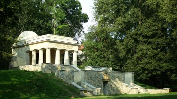 Yugoslav askerlerinin mozolesi, parktaki Güney Slav mozolesi, 1926 'dan kalma anıtsal neoklasisizm, Olomouc askeri hastanelerinde, mimari anıtlarda ve önemli tarihi eserlerde öldü. — Stok video