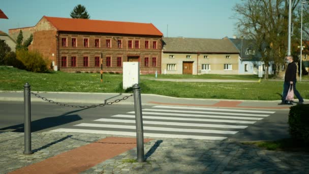 OLOMOUC, TSCHECHISCHE REPUBLIK, 20. April 2020: Gesichtsmaske Coronavirus Risiko covid-19 sars cov 2 Spaziergang Reise Familienvater Kind Dorf Weg frische Luft Gesundheit, Sicherheitsschal Ausbruch Kind Croswalk — Stockvideo