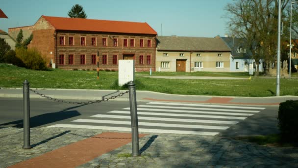 OLOMOUC, REPÚBLICA CHECA, 20 DE ABRIL, 2020: Cara máscara coronavírus risco covid-19 sars cov 2 passeio a pé crianças meninos aldeia maneira fresco ar saúde, segurança cachecol surto criança crosswalk — Vídeo de Stock