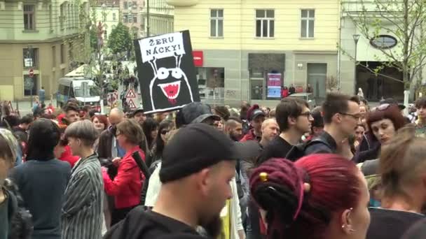 BRNO, CZECH REPUBLIC, MAY 1, 2019: People activists crowd, banner I eat Nazis racism is prevented by culture and education, metal punks, loafers city bums hobo, demonstration against radical — Stock Video