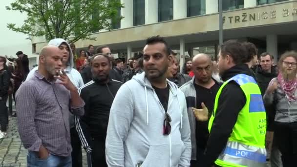 BRÜNN, TSCHECHISCHE REPUBLIK, 1. Mai 2019: Zigeuner protestieren gegen eine Demonstration rechtsradikaler Arbeiterpartei. Anti-Konflikt-Team der Polizei wendet sich an die Präventionsaktivisten Aktivismus Zigeuner — Stockvideo