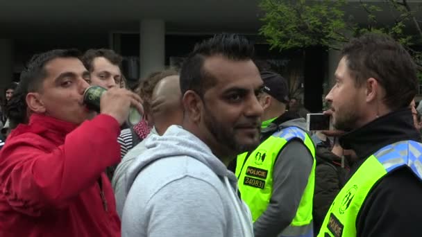 BRNO, CZECH REPUBLIC, MAY 1, 2019: Gypsy are protesting against a demonstration radical right-wing workers party. Police anti-conflict team addresses the prevention activists activism Gypsies — Stock Video