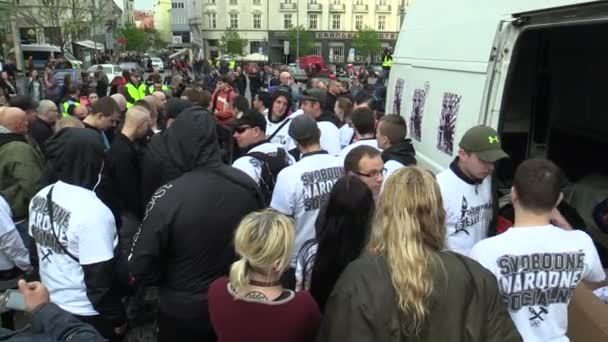 BRNO, TSJECHIË REPUBLIEK, 1 mei 2019: Nationaal sociaal front Tsjechische demonstratievlaggenmensen vormen optocht menigte verzamelen voor maart. Maart van radicale extremisten tegen vluchtelingen Zigeuner — Stockvideo