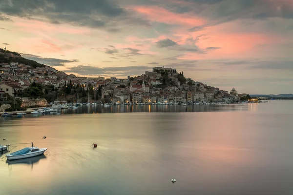 Panorama miasta Sibenik wieczorem — Zdjęcie stockowe