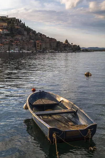 Barco en el puerto de Sibenik al amanecer — Foto de Stock