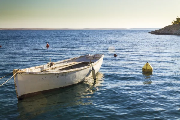 Pequena marina no mar Adriático, Croácia — Fotografia de Stock