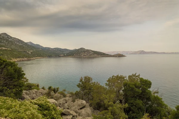 Облачный утренний пейзаж побережья Хорватии — стоковое фото