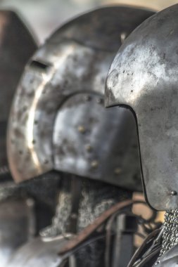     Ortaçağ metal savaşçı kask ve takım elbise 