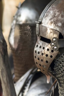     Ortaçağ metal savaşçı kask ve takım elbise 