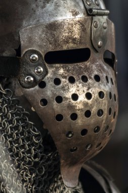     Ortaçağ metal savaşçı kask ve takım elbise 