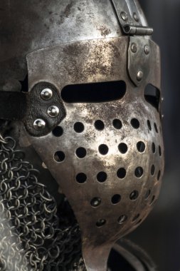     Ortaçağ metal savaşçı kask ve takım elbise 