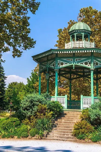 Hermoso pabellón en el parque Koprivnivca — Foto de Stock