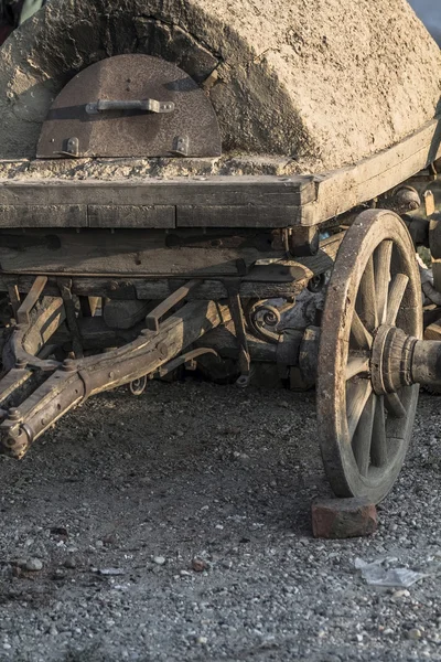 Horno de arcilla en un carro — Foto de Stock