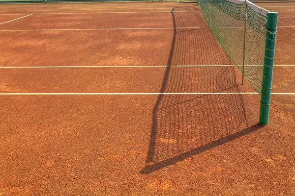 Court de tennis vide en argile rouge — Photo