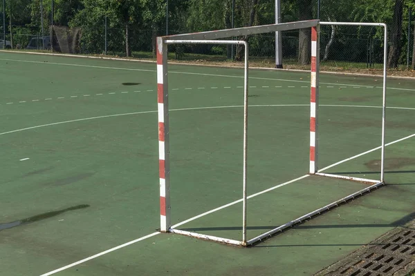 Handballgrüne Außenanlage an einem sonnigen Tag — Stockfoto