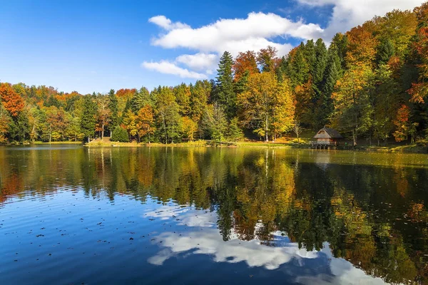 House on a Trakoscan lake in autumn — Stock Photo, Image