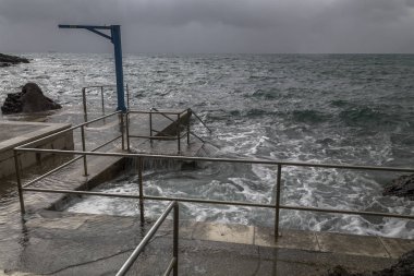     Hırvatistan sahnede fırtınalı deniz manzarası 
