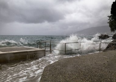     Hırvatistan sahnede fırtınalı deniz manzarası 