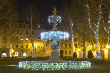     Çeşme Advent ışıklarda dekore edilmiş 