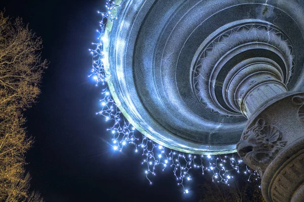     Çeşme Advent ışıklarda dekore edilmiş 