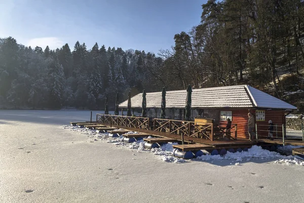 Haus am zugefrorenen See im Winter — Stockfoto
