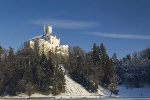 Trakoskanische Burg im Winter lizenzfreie Stockbilder