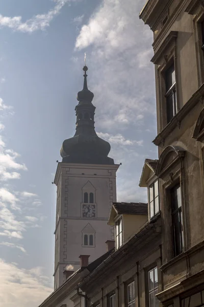 Templomtorony és épületek Zágrábban — Stock Fotó