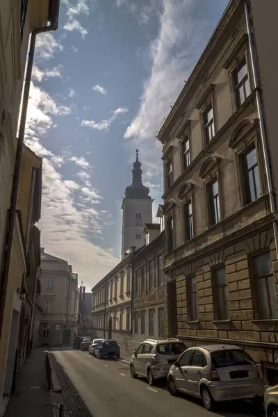 Wieża kościoła i budynków w mieście Zagrzeb — Zdjęcie stockowe