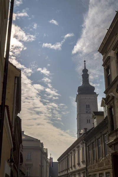 Torre da igreja e edifícios em Zagreb — Fotografia de Stock