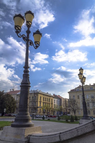 Вулична лампа на блакитному небі — стокове фото