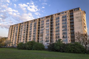     Zagreb'de günbatımında bina konut 