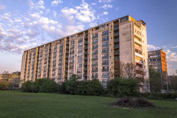     Zagreb'de günbatımında bina konut 