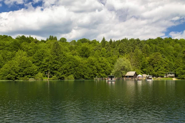 Barcos em lagos Plitvice — Fotografia de Stock