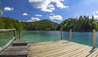 bir göl üzerinde ahşap iskele