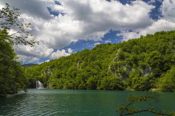 Cachoeiras no parque nacional Plitvice — Fotografia de Stock