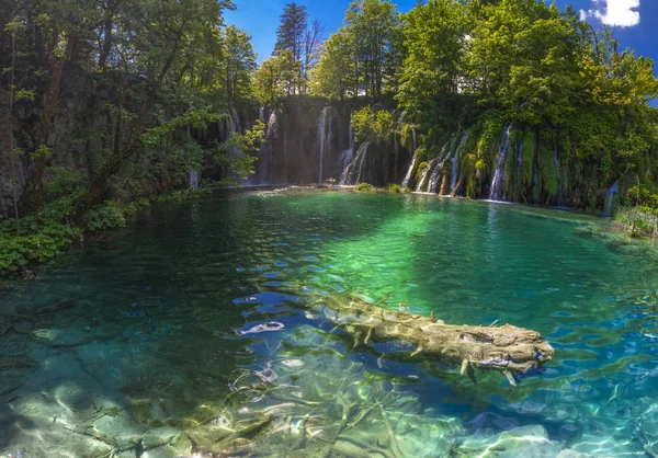 Cachoeiras no parque nacional Plitvice — Fotografia de Stock
