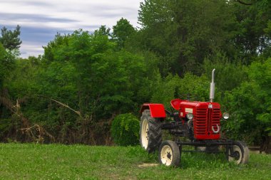 Boş kırmızı traktör