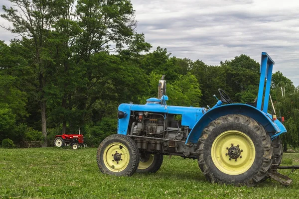 Kırmızı ve mavi traktör