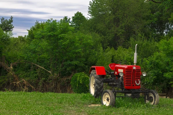 Boş kırmızı traktör