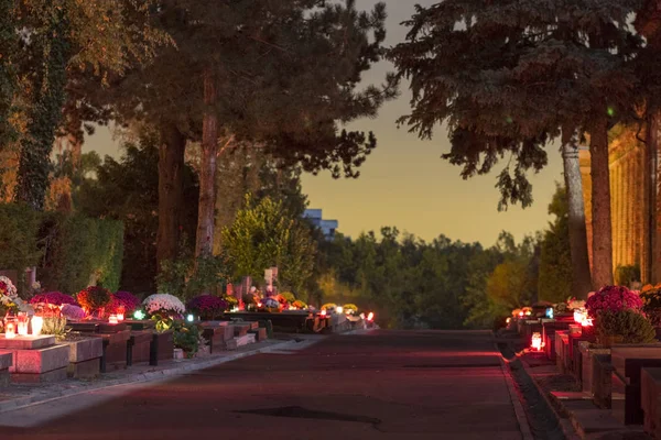 Velas encendidas en el cementerio — Foto de Stock